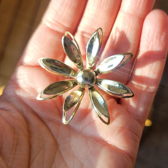 Unique Vintage Gold Tone 3D Flower Petals Brooch Pin See DescriptionSome rough - Picture 3 of 4